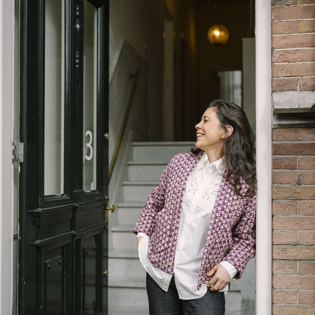 Iris in de voordeur van haar praktijk aan de Maliestraat in Utrecht