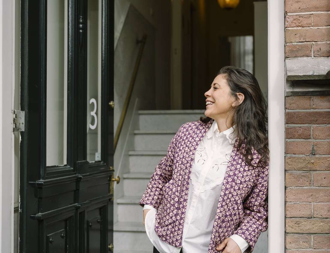Iris in de voordeur van haar praktijk aan de Maliestraat in Utrecht