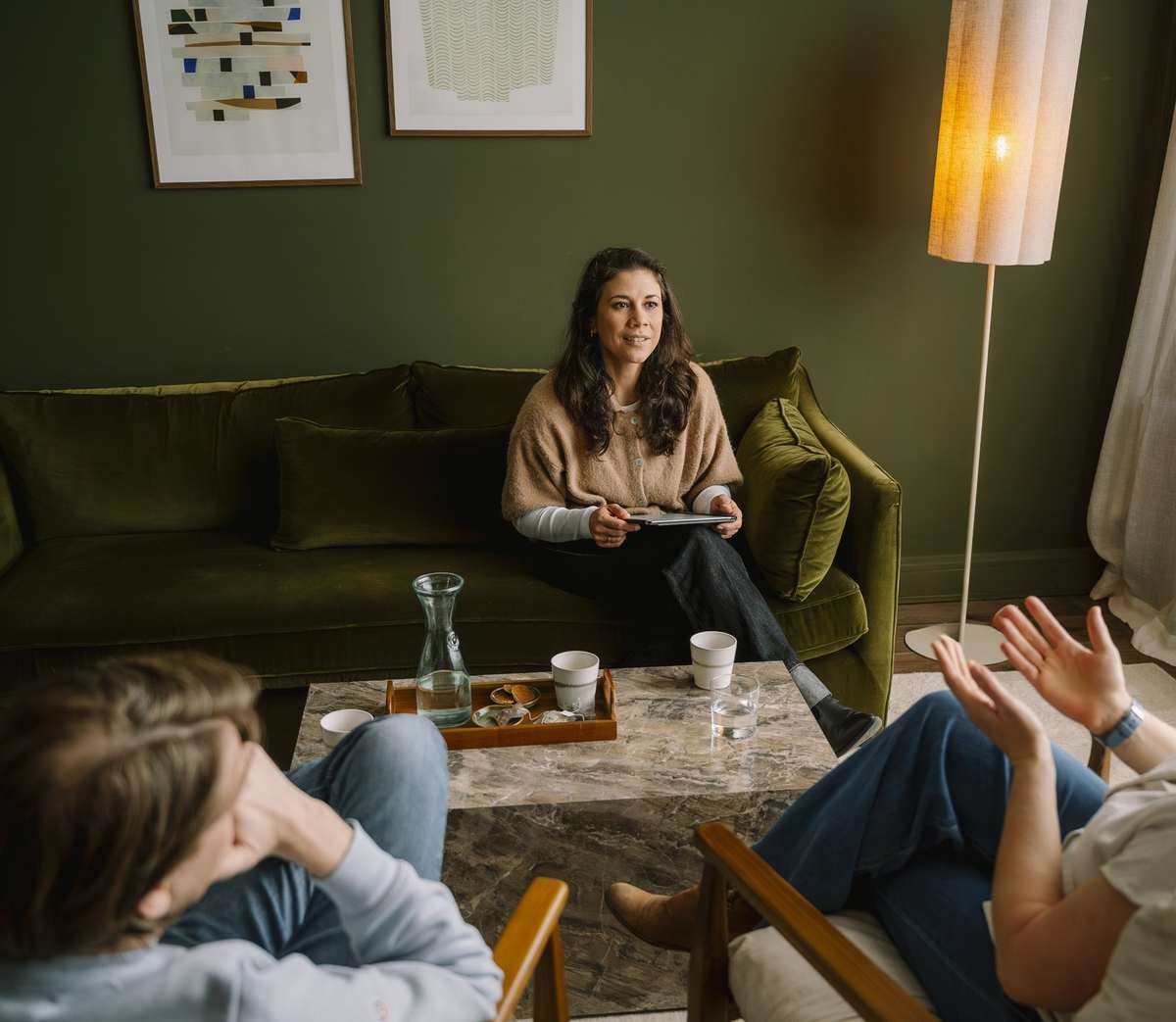 Iris in gesprek met een stel in haar praktijk in Utrecht